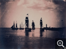 Gustave LE GRAY, Bateaux quittant le port du Havre, 1856, tirage sur papier albuminé d’après négatif sur verre au collodion, 1856, tirage sur papier albuminé d’après négatif sur verre au collodion, 32,5 x 42,5 cm. Archives départementales du Finistère