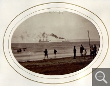 Alfred COULON, Baigneurs et estivants sur la plage de Cabourg avec photomontage du Vapeur de Gustave Le Gray, vers 1855/1865, tirages sur papier albuminé d’après négatifs sur verre, 25 x 30,5 cm. Archives départementales du Calvados