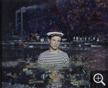 PIERRE ET GILLES - Pierre Commoy (1950) et Gilles Blanchard (1953), Dans le port du Havre (Frédéric Lenfant), 1998, photographie peinte, 101 x 124 cm . Collection Noirmont art Production. ©Pierre et Gilles