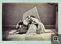 Anonyme, Pêcheuses de crevettes de Saint-Valéry-en-Caux, vers 1870, tirage sur papier albuminé d'après négatif sur verre au collodion, 13,5 x 19,5 cm. Collection Serge Kakou