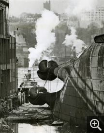 Anonyme, Normandie couché à côté du Pier 88 à New York après son incendie en février 1942, épreuve gélatino-argentique, 22,8 x 18 cm. collection Frédéric Gros © Musée d’arts de Nantes / C. Clos