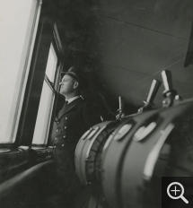 Anonyme, Portrait du commandant Miault à la passerelle du paquebot Normandie, 1935, épreuve gélatino-argentique - tirage d'époque, 25 x 19 cm. Collection EPCC French Lines & Compagnies - patrimoine maritime et portuaire. ©Collection French Lines & Compagnies