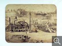 Jean-Victor WARNOD, Construction des brise-lames de la jetée Nord du Havre, 1861, tirage sur papier albuminé d’après négatif sur verre au collodion, 39 x 51,2 cm. Le Havre - Bibliothèque Municipale