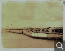Attribué à Jean-Victor WARNOD, Jetée du Nord avec les chalets des photographes, 1857-1858, tirage sur papier albuminé d’après négatif sur verre au collodion, 45,5 x 35,1 cm. Le Havre  Archives Municipales