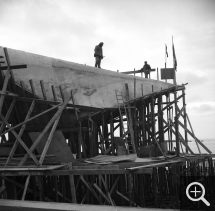 Musée-maison de la Culture du Havre building site, removal of formwork from the Signal. © Centre Pompidou, bibliothèque Kandinsky, fonds Cardot-Joly / Pierre Joly - Véra Cardot