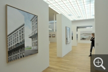 Vue partielle de l'exposition « Le Havre. Images sur commande ».  A gauche, Xavier Zimmermann, CC01, 2009, photographie. © MuMa Le Havre / Christian Le Guen