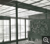 Inaugural exhibition École de Paris. Les arts décoratifs, atrium, 1961. © Centre Pompidou, bibliothèque Kandinsky, fonds Cardot-Joly / Pierre Joly - Véra Cardot