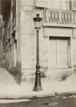 Charles Marville, Lampadaire devant l’hôtel Rothschild, à l’angle de la rue de Rivoli et de la rue Saint Florentin, Paris, , vers 1865, , 35.8 x 25.6 cm. . © Charles Marville/BHdV/Roger-Viollet