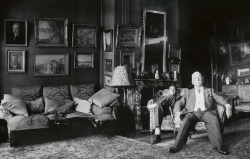 Olivier Senn et son petit-fils Jean Rufenacht dans le grand salon de l’appartement, 10 avenue d’Iéna à Paris, après 1945 (reconstitution numérique à partir de deux photographies).